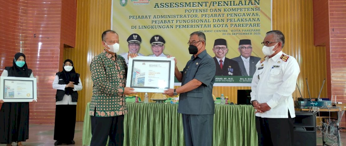 Kepala BKN Makassar Serahkan Penghargaan BKN Award