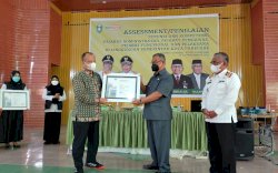 Kepala BKN Makassar Serahkan Penghargaan BKN Award