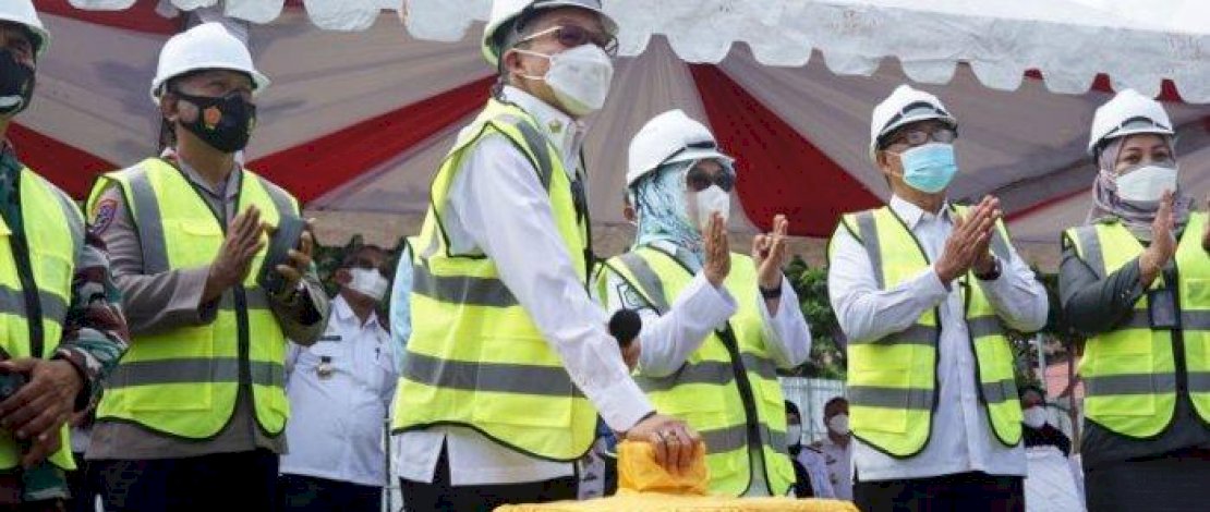 Taufan Pawe Lakukan Pemancangan Tiang Pertama Masjid Terapung BJ Habibie