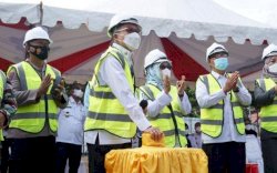 Taufan Pawe Lakukan Pemancangan Tiang Pertama Masjid Terapung BJ Habibie