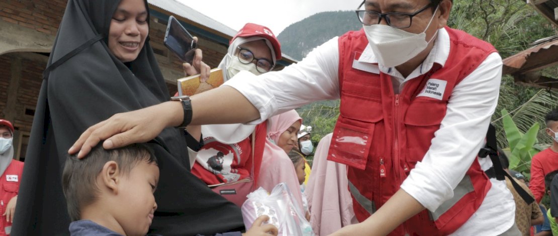 Wabup Suaib Mansur Serahkan Bantuan untuk Korban Banjir di Walmas