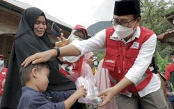Wabup Suaib Mansur Serahkan Bantuan untuk Korban Banjir di Walmas