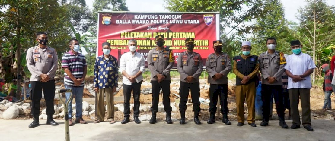 Kapolres Lutra bersama jajaran, berfoto bersama warga Desa Bakka, Lutra.
