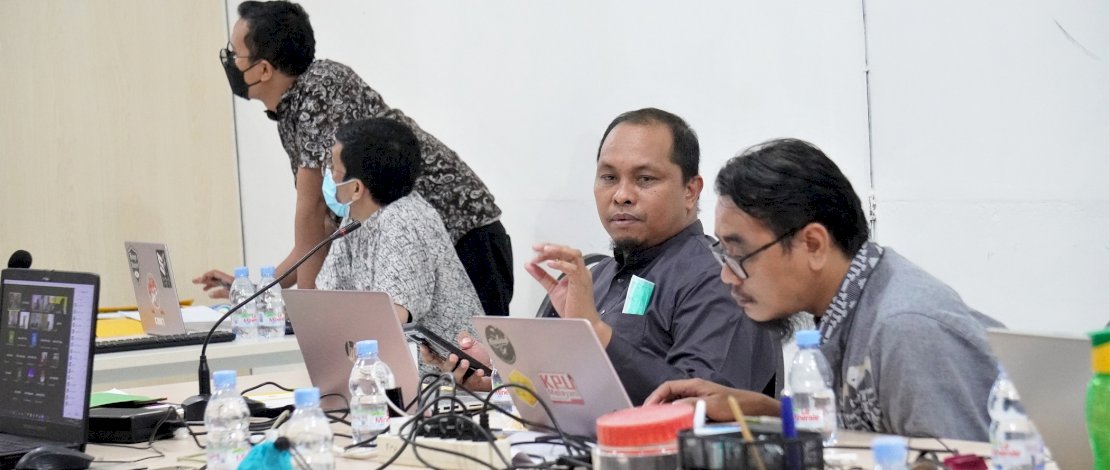 Suasana pemutakhiran DPB oleh KPU Sulsel. (Sumber foto: KPU Sulsel)