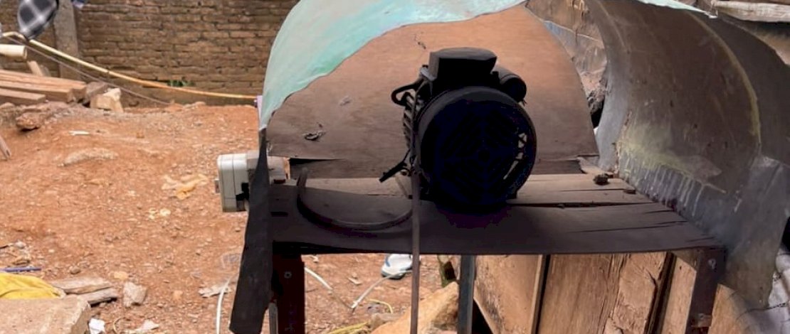 TKP buruh harian lepas di Makassar tewas tersengat arus listrik.