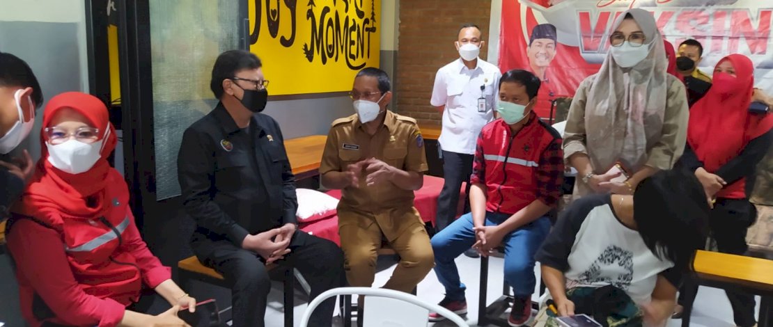 Plt Kepala Dinas Kesehatan Provinsi Sulawesi Selatan (Sulsel), dr Arman Bausat saat mendampingi Menpa RB,Tjahyo Kumulo meninjau Vaksinasi Massal baru baru ini. Plt Kepala Dinas Kesehatan Provinsi Sulawesi Selatan (Sulsel), dr Arman Bausat saat mendampingi Menpa RB,Tjahyo Kumulo meninjau Vaksinasi Massal baru baru ini.