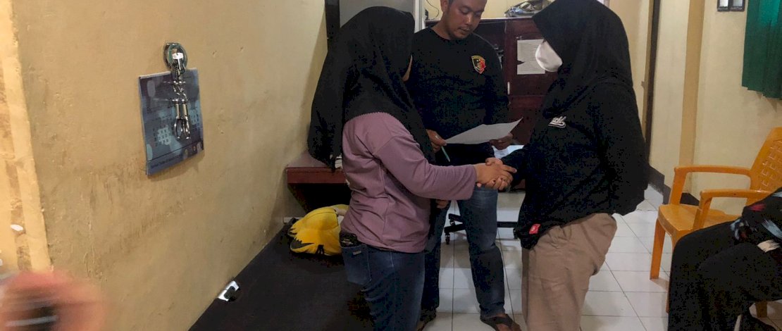 ER dan AL saat berdamai di Mapolsek Paleteang.