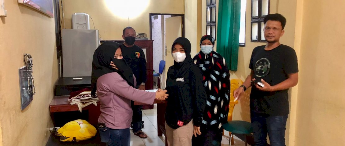 ER dan AL saat berdamai di Mapolsek Paleteang.