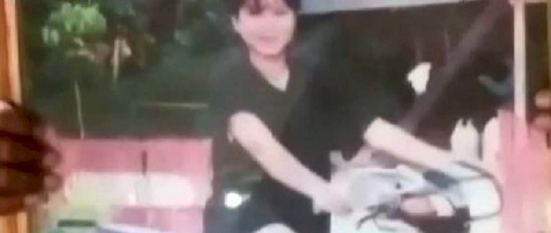 SA tertangkap di Malaysia karena membawa sabbu-sabu. Keluarga berharap pemerintah bisa membantu membebaskan SA.