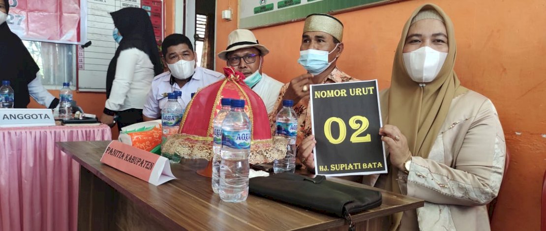 Hj Supiati memperlihatkan nomor urutnya.