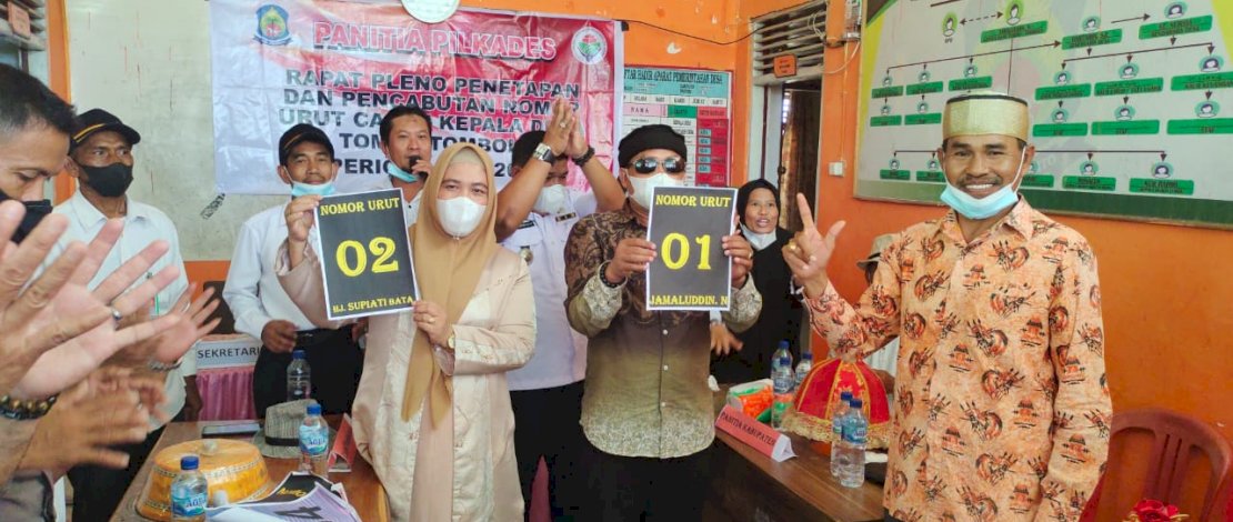 Hj Supiati memperlihatkan nomor urutnya.