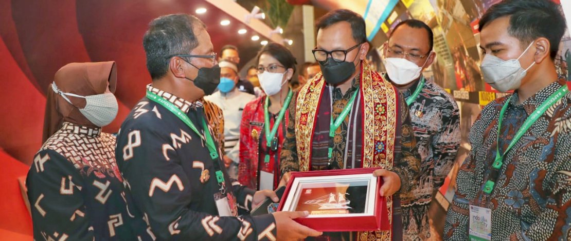 Moh Ramdhan Pomanto bersama Bima Arya dan Gibran Rakabuming Raka.