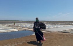 Dosen Unismuh Lakukan Pengabdian Kepada Masyarakat Petani Garam di Jeneponto