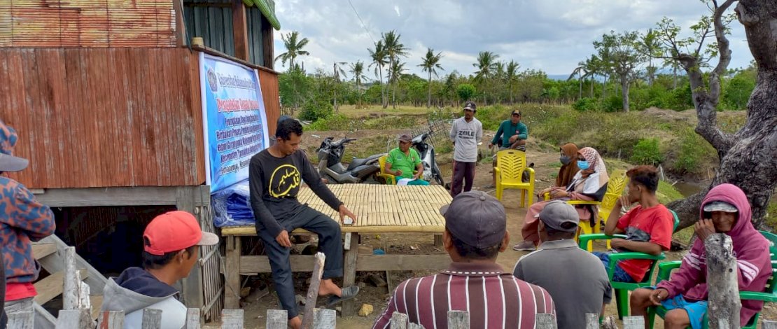 Suasana FGD dosen Unismuh dengan para petani garam di Kecamatan Tamalatea, Jeneponto.