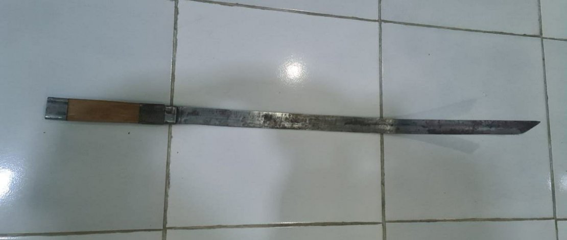 Pelaku, korban dan barang bukti samurai.