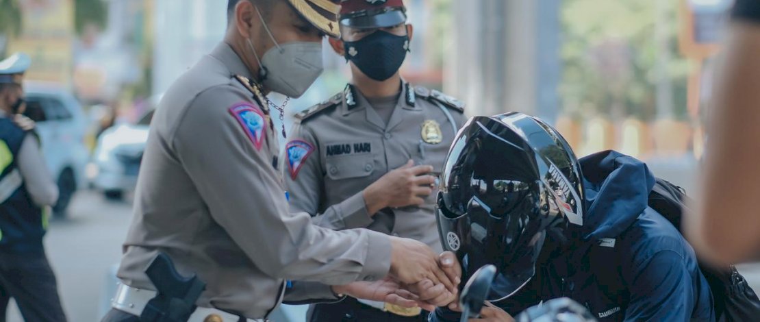 Suasana pemberian reward bagi pengendara yang disiplin berlalu lintas oleh Ditlantas Polda Sulsel.