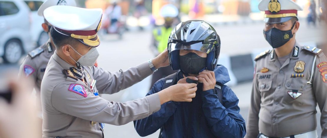 Suasana pemberian reward bagi pengendara yang disiplin berlalu lintas oleh Ditlantas Polda Sulsel.