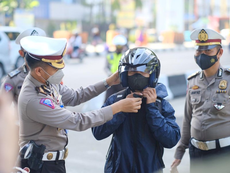 Tertib Berlalulintas, Ditlantas Polda Sulsel Berikan Reward ke Lima Penggendara di Makassar