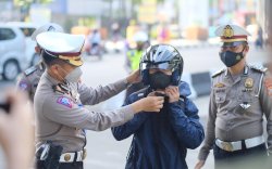 Tertib Berlalulintas, Ditlantas Polda Sulsel Berikan Reward ke Lima Penggendara di Makassar