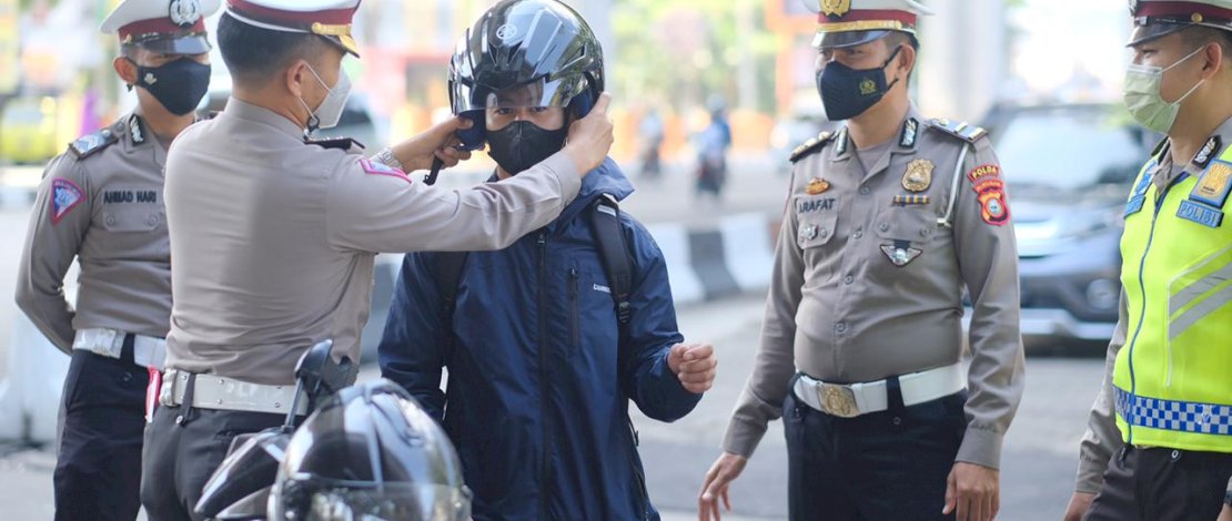 Suasana pemberian reward bagi pengendara yang disiplin berlalu lintas oleh Ditlantas Polda Sulsel.