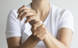 Penyebab dan Gejala Rematik yang Harus Diwaspadai saat Usia Muda