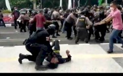 Polisi Smackdown Mahasiswa saat Bubarkan Demo, Begini Kondisinya