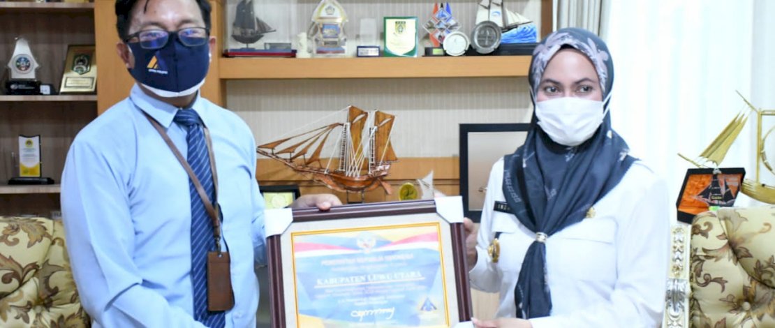 Plakat dan Piagam Penghargaan dari Menkeu ini diserahkan oleh Kepala KPPN Kota Palopo, dan diterima langsung Bupati Indah Putri Indriani, di Ruang Kerjanya, Rabu (13/10/2021).