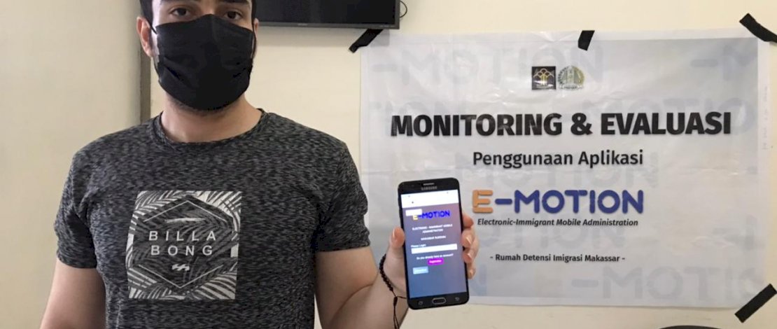 Pengungsi Luar Negeri menunjukkan Aplikasi E-Motion.  FOTO/IST