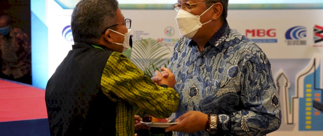 Taufan Pawe mendapat ucapan selamat ulang tahun di kegiatan APEKSI. FOTO/IST