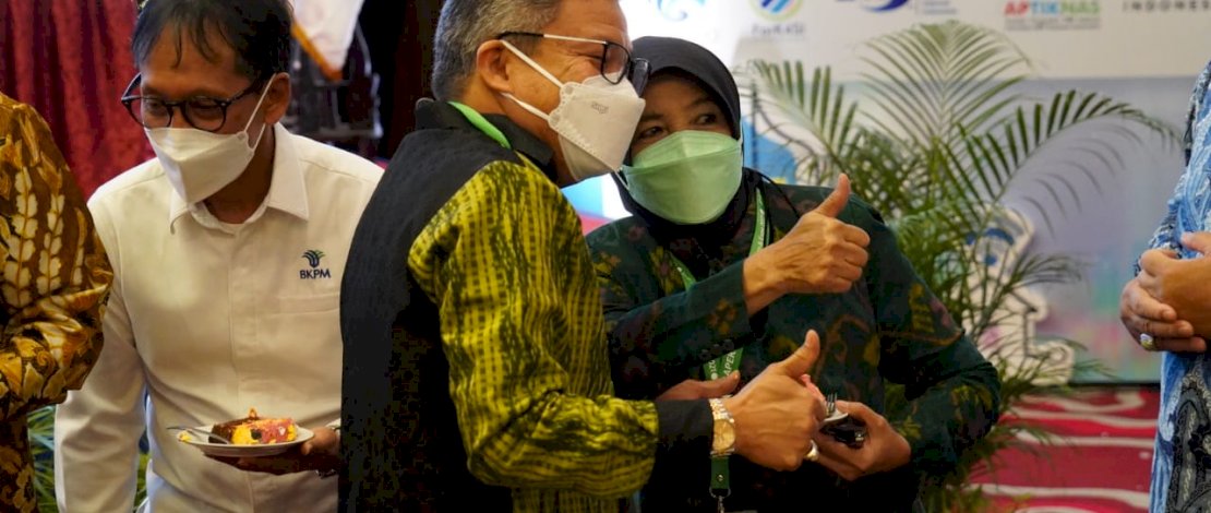 Taufan Pawe mendapat ucapan selamat ulang tahun di kegiatan APEKSI. FOTO/IST