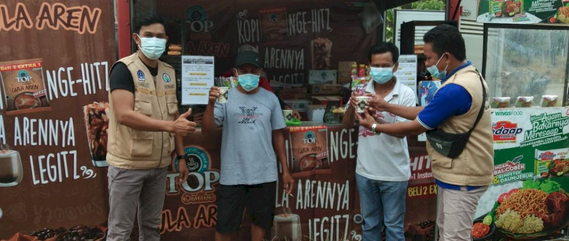 Warga Desa Cabbeng, Kecamatan Dua Boccoe, Kabupaten Bone, menikmati suguhan kopi hangat sebelum vaksin Covid-19.