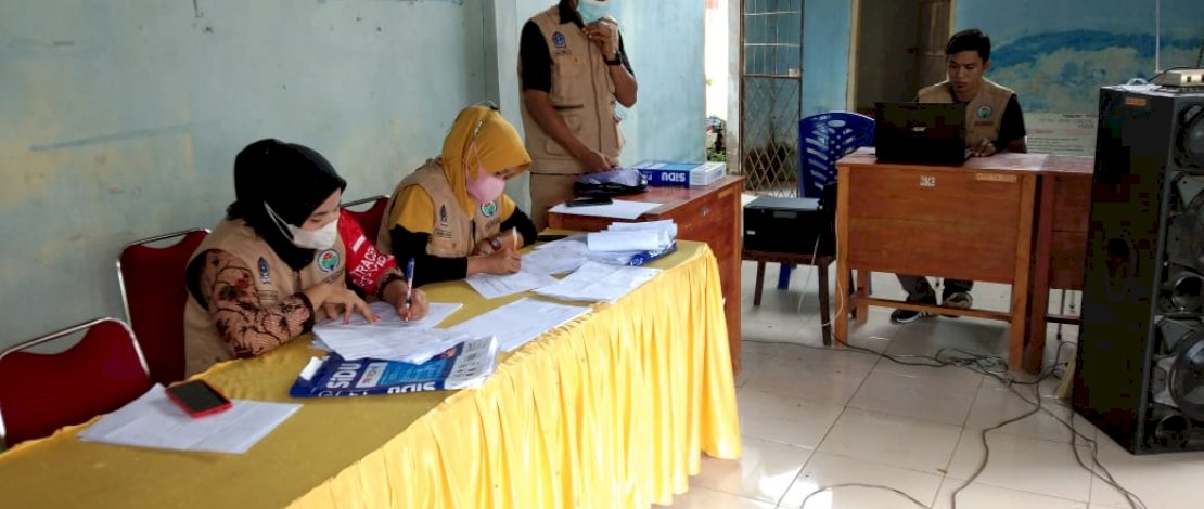 Warga Desa Cabbeng, Kecamatan Dua Boccoe, Kabupaten Bone, menikmati suguhan kopi hangat sebelum vaksin Covid-19.