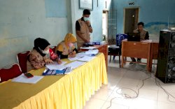 Cara Keren Pemdes Cabbeng, Hilangkan Suntuk Warga yang Antre Vaksin dengan Kopi Gratis