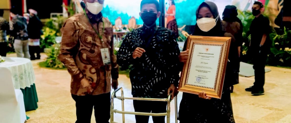 Ali Topan saat menerima penghargaan Kalpataru 2021.