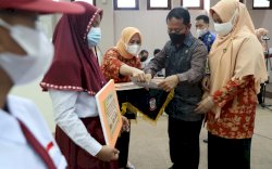 Dharma Wanita Kota Makassar Berikan Bantuan Pendidikan untuk Anak ASN Berprestasi