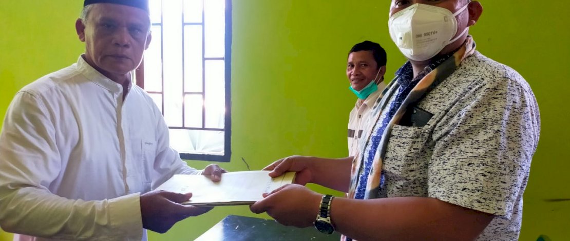 Taufiq Setiawan saat mendaftar sebagai calon Kepala Desa Puncak Indah, Jumat (15/10/2021). FOTO/JUSMAN