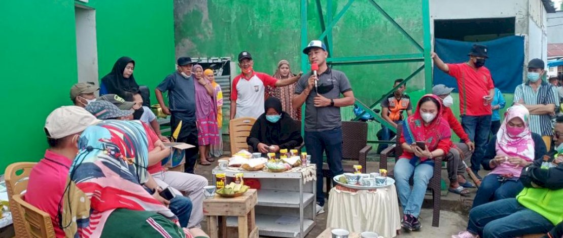 Petugas melakukan kerja bakti. FOTO/IST