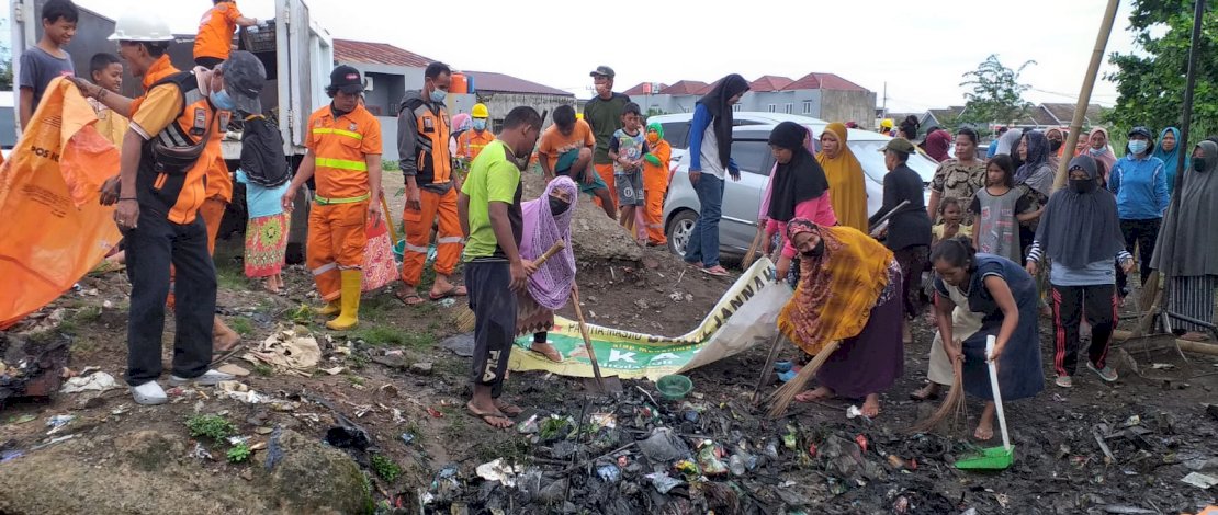 Petugas melakukan kerja bakti. FOTO/IST