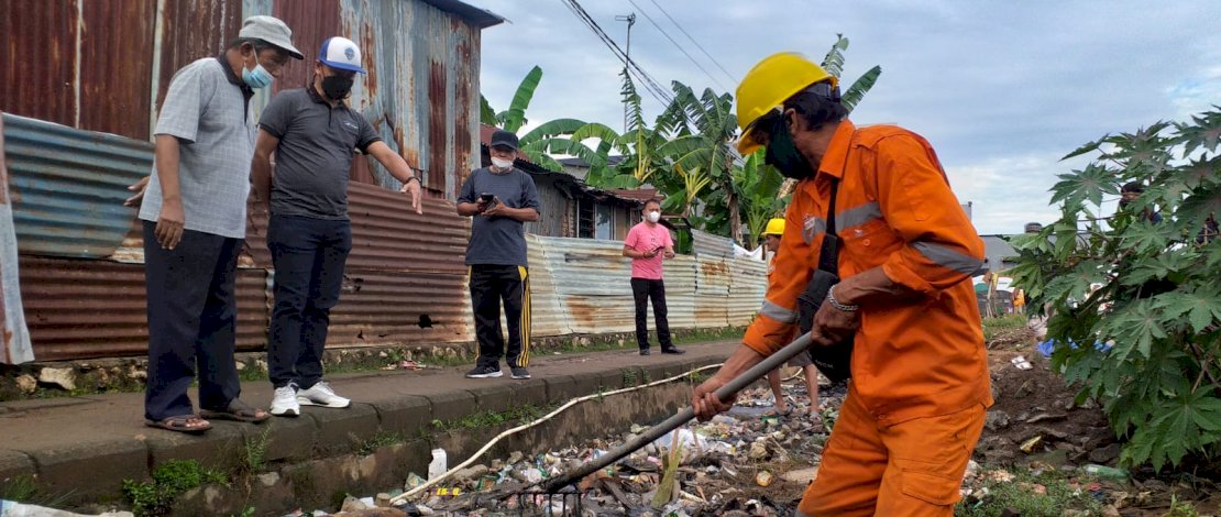 Petugas melakukan kerja bakti. FOTO/IST