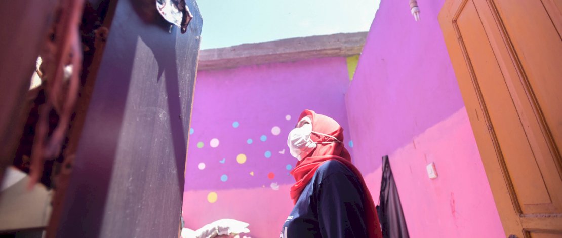 Bupati Luwu Utara meninjau rumah yang rusak akibat hujan deras dan angin kencang. FOTO/IST