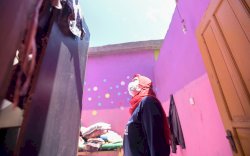 Tinjau Rumah Warga Korban Angin Kencang, Bupati Lutra Serahkan Bantuan