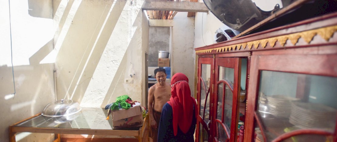 Bupati Luwu Utara meninjau rumah yang rusak akibat hujan deras dan angin kencang. FOTO/IST