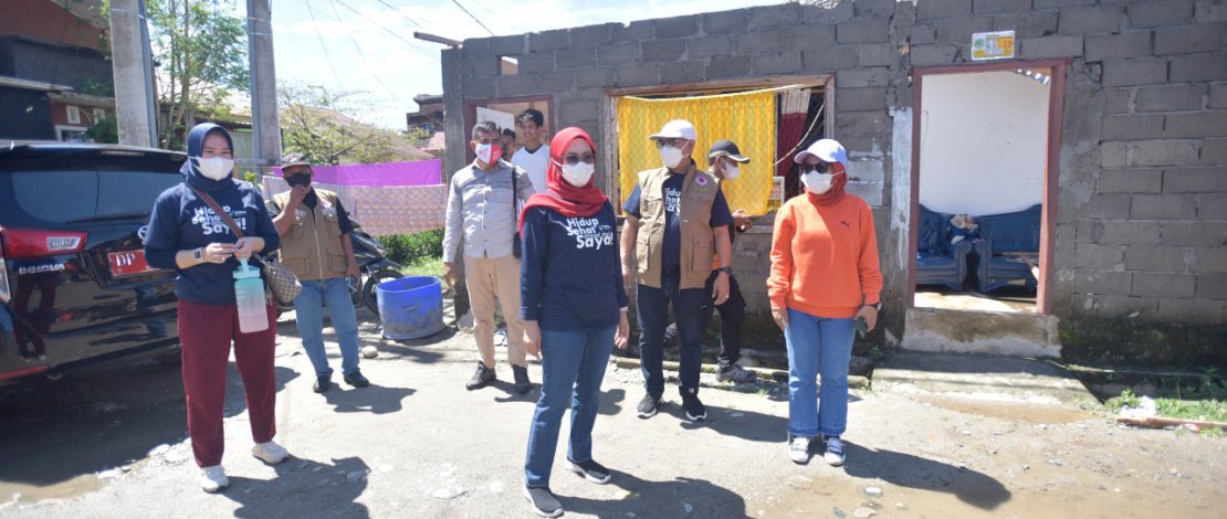Bupati Luwu Utara meninjau rumah yang rusak akibat hujan deras dan angin kencang. FOTO/IST