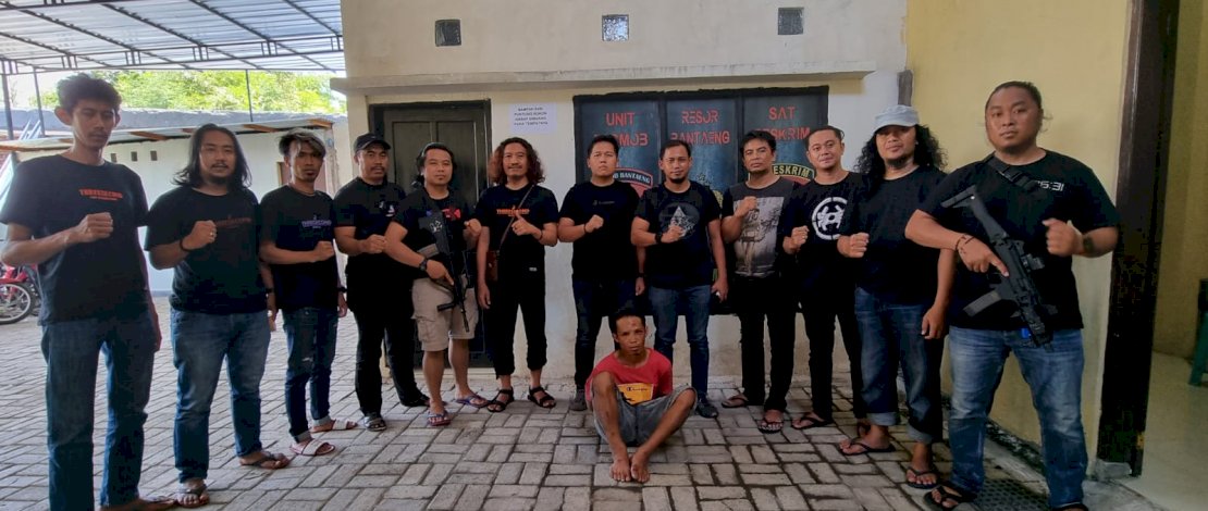Pelaku Sahril saat dibekuk tim gabungan Satreskrim Polres Gowa diback up Resmob Polda Sulsel. Pelaku Sahril saat dibekuk tim gabungan Satreskrim Polres Gowa diback up Resmob Polda Sulsel.