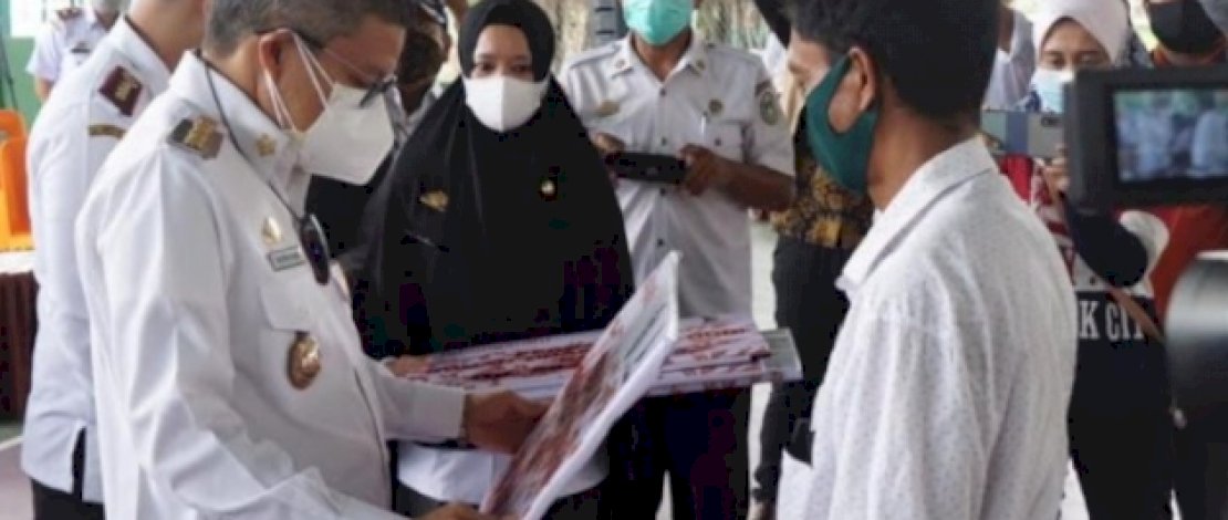 Wali Kota Parepare, Taufan Pawe menyerahkan secara simbol buku tabungan kepada penerima Bantuan Rumah Swadaya (BRS) atau yang dikenal dengan istilah bantuan bedah rumah.