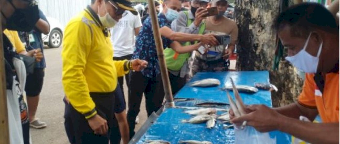 Wali Kota Parepare, HM Taufan Pawe, memborong dagangan ikan nelayan di Cempae.