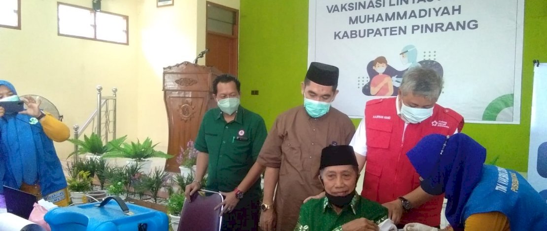 Proses vaksinasi massal Covid-19 yang digelar PD Muhammadiyah. Proses vaksinasi massal Covid-19 yang digelar PD Muhammadiyah.