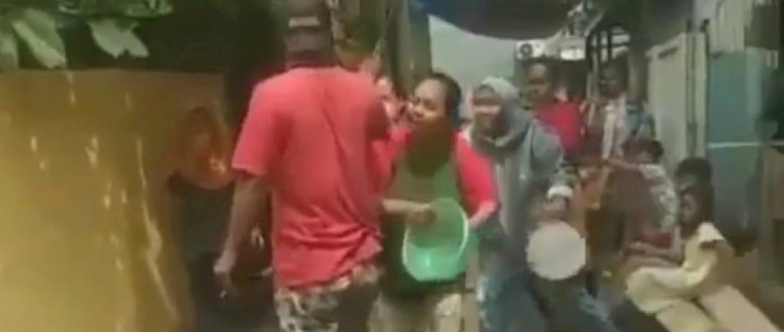 Capture video ibu-ibu melawan preman dengan panci dan perabotan dapur lainnya. Capture video ibu-ibu melawan preman dengan panci dan perabotan dapur lainnya.
