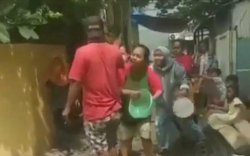 Viral Emak-emak di Jakarta Pukul Mundur Preman Pakai Panci