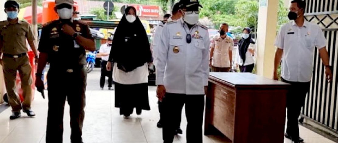 Wali Kota Parepare, Taufan Pawe memantau pelaksanaan protokol kesehatan (prokes) di kawasan Pasar Rakyat Sumpang Minangae di jalur trans Sulawesi, Rabu (14/7/2021).